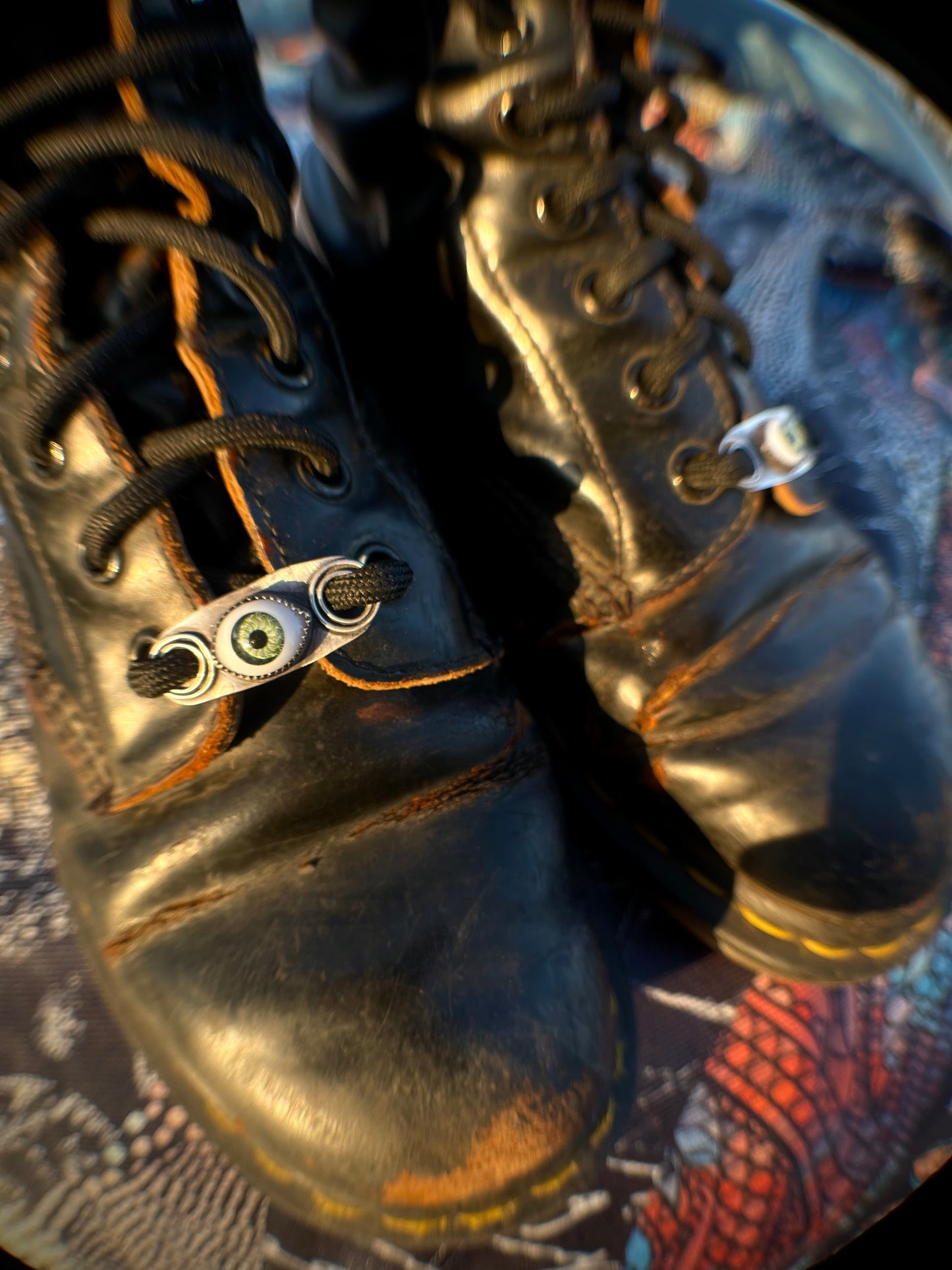 Eyeball boot buckles